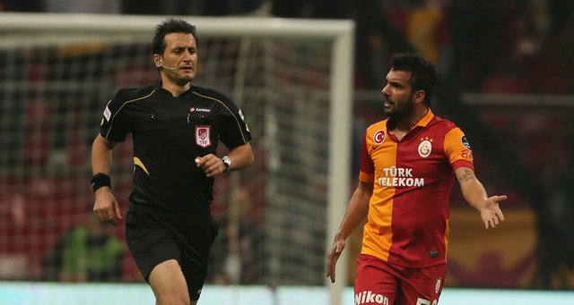 1461 Trabzon maçında aşırı sinirlenen ve kendisine hakim olamayan Engin, formasını yırttı. -