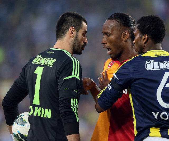 Türkiye-Çek Cumhuriyeti Euro 2008 grup karşılaşması: 2-0'dan 3-2'ye çevirilen efsane maçın son dakikalarında Volkan Çek forvet Koller'le tartışmasında oyuncuyu iterek yere düşürdü. Karşılaşmada 3 oyuncu değişikliği hakkını da kullanan ay yıldızlılarda kaleye Tuncay Şanlı geçti. Tedirginlikle geçen son dakikaların ardından Milli takım çeyrek finale yükselse de yaşanan olay akıllara Volkan'ın yaptıklarıyla kazındı.