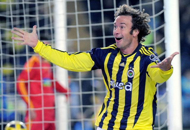 Beşiktaş derbisinde Ferrari'yi tahrik etti. İtalyan oyuncunun kendisine dirsek atarak kırmızı kart görmesine neden oldu.  -