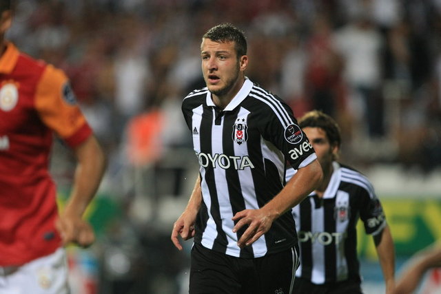 Eskişehir forması giyerken, Fenerbahçe maçı öncesinde kamptan kaçtı ve bir gece kulübünde boy gösterdi.