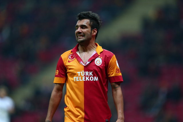 Trabzon formasıyla, Sivas maçının ilk yarısında Burak Yılmaz ile pas yüzünden tartıştı. Yedek kulübesine dönüp, "Beni oyundan çıkarın" diye işaret yaptı.