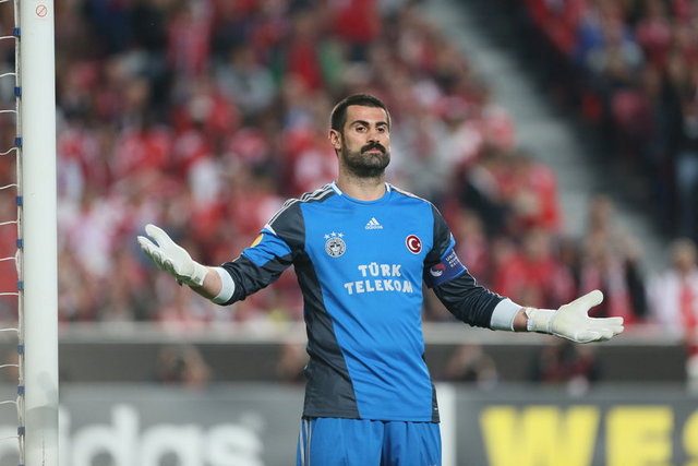 VOLKAN DEMİREL -  -  - 2 Haziran 2012: Milli Takım'ın Avusturya kampı: Kaleci Volkan Demirel ile Foto Muhabiri Vedat Danacı arasında gerginlik yaşandı. Fotoğraf çekmesine kızdığı Danacı'nın üzerine yürüyen Volkan, hakaretlerde bulundu. Volkan, yaşanan olayla ilgili Twitter hesabı üzerinden açıklama yaptı. Volkan sözlerine ''Bugüne kadar düzgün işini yapan kimseye saygısızlık yapmadım. Ancak ben de aynı saygıyı karşı taraftan bekliyorum'' ifadeleriyle başladı.