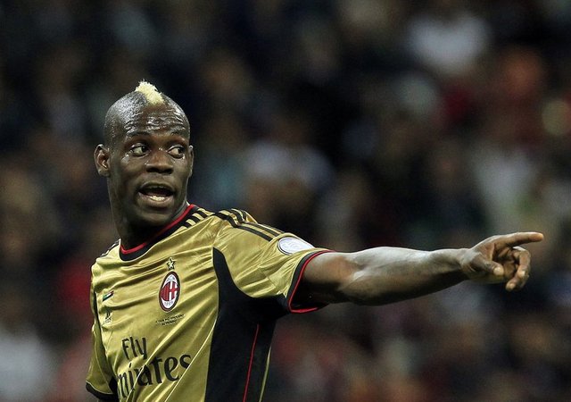 İngiltere'de bir pub'a gidip, durup dururken bardaki herkesin hesaplarını ödedi. -