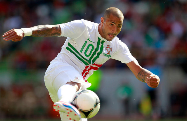 F.Bahçe derbisi öncesi İnönü'de oynanan Mersin İY maçında topu kaptırdıktan sonra rakibine 'anlamsız' bir tekme atıp kızarmış ve Kadıköy'de takımı yalnız bırakmıştı.