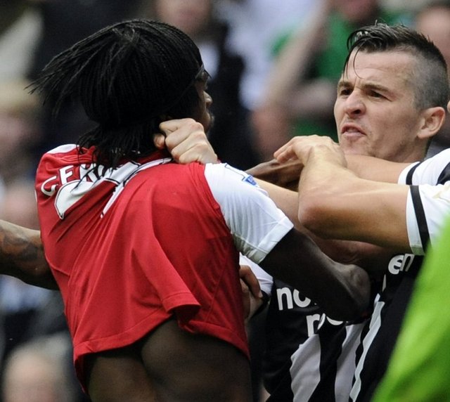 Sokak ortasında kavga etmek ve mülkiyet alanına saldırmak suçlarından 2 kere mahkemeye çıkan Joey Barton, toplam 7 ay hapis cezası aldı. Ancak bu cezanın 77 gününde hapiste kaldı.