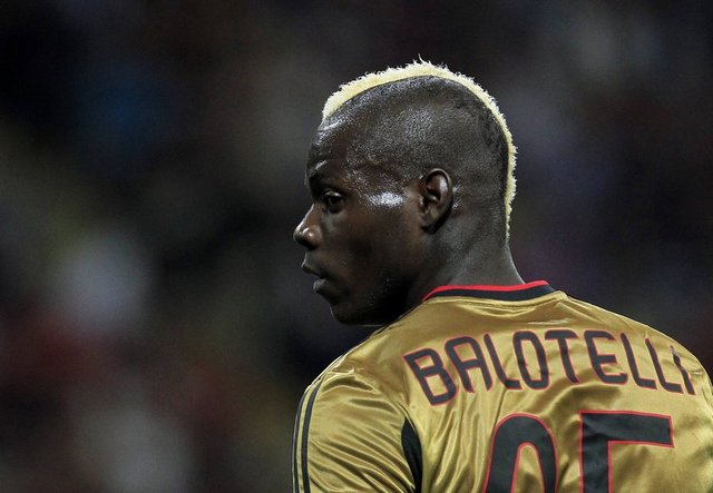 Balotelli ve erkek kardeşi Enock, Brescia'da bulunan bir kadın cezaevi çevresinde dolaşırken yakalandı. Polise bunun sebebini; "Sadece merak ediyorduk" diyerek açıkladı.