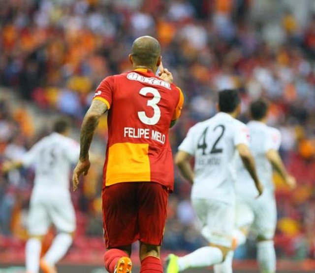 Başkent ekibinin oyuncusu Hakan Aslantaş'a orta parmağını gösteren Sambacı, bu hareketin ardından daha da fazla gerilim yaşamaya başladı.