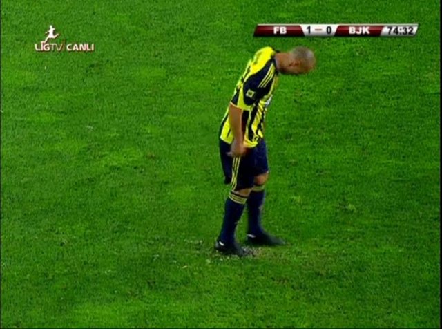 NİSAN 2010 - Beşiktaş ile Fenerbahçe arasında oynanan mücadelede Fabio Bilica, 66. dakikada takımı 1-0 öndeyken siyah-beyazlı ekibin kazandığı penaltı sonrasında, atışın yapılacağı noktayı kazıyarak Türk futbol tarihine geçmişti. Bilica'nın kazdığı kuyu taraftarlar arasında adeta bir "geyik" patlamasına yol açarken maçta hakem Hüseyin Göçek Brezilyalı oyuncuyu sarı kart ile cezalandırmıştı.  -