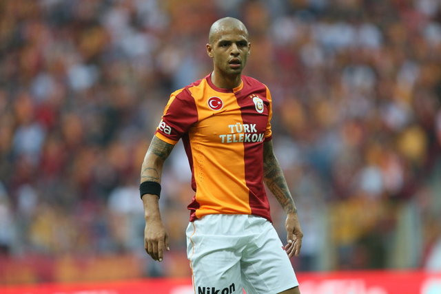 20 ARALIK 2011 BEŞİKTAŞ - GALATASARAY Beşiktaş ile Galatasaray arasında İnönü Stadı'nda oynanan derbi maçın ardından siyah-beyazlı tribünler ile girdiği dialogların ardından tedbirli olarak profesyonel disiplin kuruluna sevkedilen Felipe Melo, 1 maçlık cezaya çarptırılmıştı. Galatasaray Başkanı Ünal Aysal, Felipe Melo'nun Beşiktaş tribünleri ile yaşadığı dialogun ardından Brezilyalı futbolcuya tepki göstermiş ve daha dikkatli olması konusunda ciddi uyarılarda bulunmuştu.