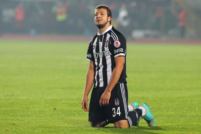 BATUHAN KARADENİZ'İN VUKUATLARI  Beşiktaş'ta Ertuğrul Sağlam döneminde, Fener derbisinde bomboş durumdaki Higuain'e pas vermedi, nedenini ise "Kral yapmayacaksın, kral olacaksın" şeklinde açıkladı. -