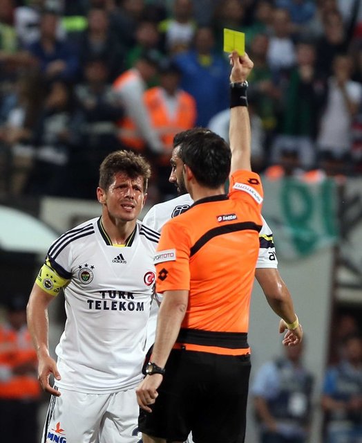 Maçın 61. dakikasında hakem Ali Palabıyık'ın kendisine sarı kart göstermesinin ardından sinirlenen Emre'nin, ekranlara yansıyan görüntülerde, el-kol hareketleri ile birlikte Palabıyık'a karşı bazı küfürler kullanması yadırgandı.