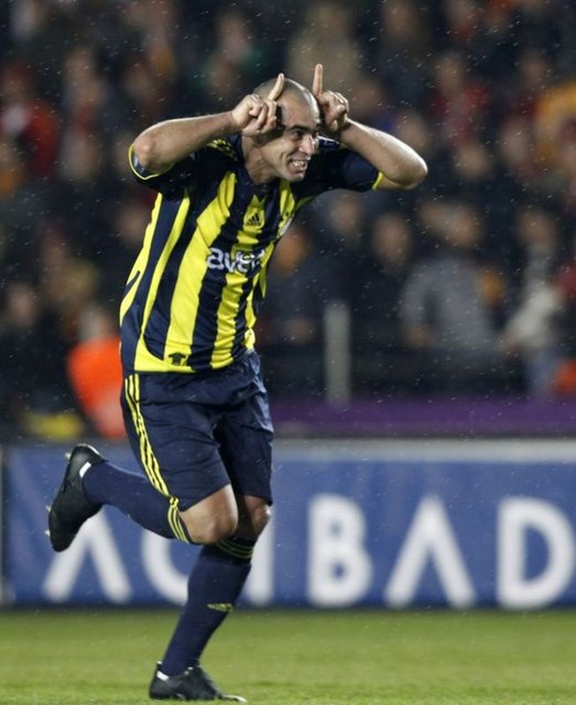 MART 2011 - Brezilyalı savunma oyuncusu Trabzonspor'un eski oyuncusu Jaja ile bir gece yarısı kameralara yakalandı. Geceleri çok seven bu ikili trafikte alkol alırken görüntülendi. Direksiyondaki Jaja yanındaki kimliği belirsiz iki kadınla Maslak'ta lüks bir otele girdi. İkilinin araçla seyir halindeyken, trafik ışıklarında şampanya kadehlerini dışarı çıkartarak yandaki taksi şöförüne uzatmaları olayın en trajik ve ilgi çekici kısmıydı -