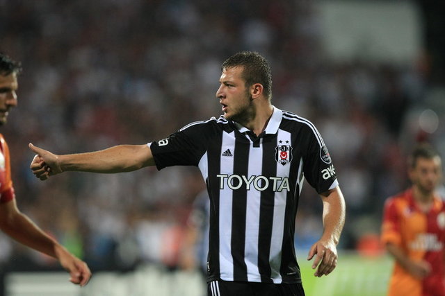 Abdullah Avcı tarafından milli takım kapına davet edilen Batuhan, "Hocam kusura bakmayın. Ben planımı yaptım, tatile gideceğim" diye cevap verir.