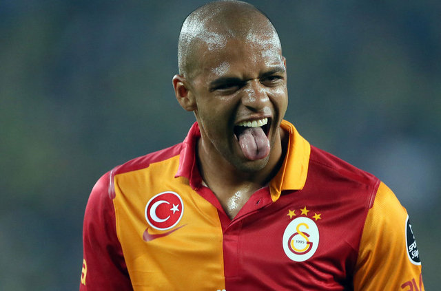 11 EYLÜL 2011 İBB - GALATASARAY -  - Galatasaray forması altında ilk resmi maçına Atatürk Olimpiyat Stadı'nda İstanbul Büyükşehir Belediyespor karşısında çıkan Felipe Melo, Mahmut Tekdemir'e kafa attı. Bir pozisyon sonrası Melo, arkasından geldiği Mahmut'a kafa atarken, yerde kalan oyuncu bir süre kalkamadı. İstanbul Büyükşehir Belediyespor teknik heyeti ve oyuncularının itirazlarına rağmen, hakemler müdahaleyi göremediği için Brezilyalı futbolcu kırmızı kart görmekten kurtuldu.