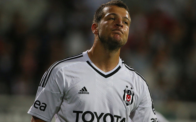 Bir dostluk maçında, Raul Gonzeles'le el sıkıştıktan sonra formasıyla elini temizledi.