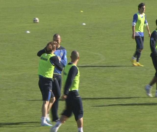 KASIM 2010 - Bilica, Caner ile idmanda kapıştı. İdmandaki bir ikili mücadele sırasında ikili arasında gerilim yaşandı. Bu gerilim kameralara da yansıyan bir kavgaya dönüşürken, Bilica'nın Caner'in saçını arkadan ilginç bir şekilde çekmesi herkesi şaşırttı. Bu olaydan bir süre sonra kaptan Alex de Souza, Bilica'nın bu hareketini idmanda taklit etti ve Gökhan Gönül ile Niang'a takılarak bu skandalı esprili bir şekilde değerlendirdi. -