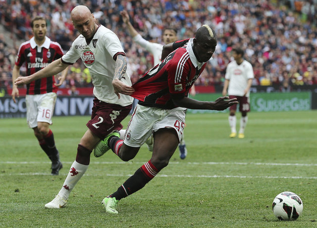 Evinin banyosunda havai fişeklerle oynadı. Havlu ve perdenin yanmaya başlamasının ardından evi terk etti.