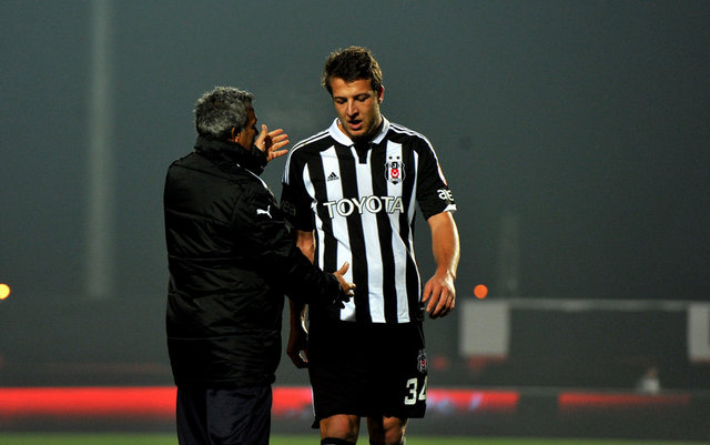 Otelden kaçıp geceyi barda geçirdi, kadro dışı kaldı.