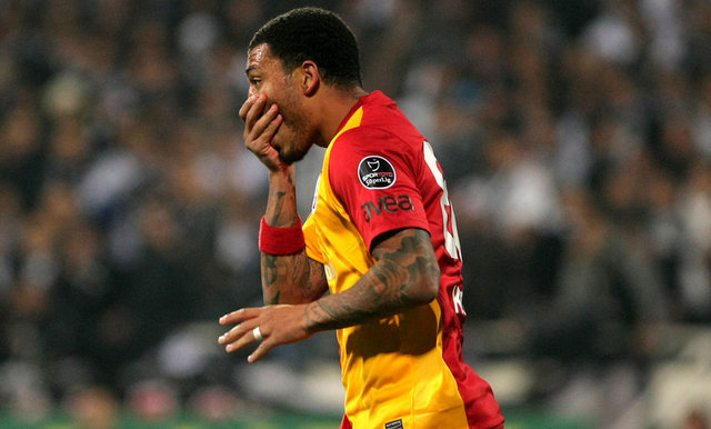 2010/2011 sezonunda Galatasaray'ın devre arasında Fenerbahçe'den transfer ettiği Kazım Kazım, Fenerbahçe'ye attığı golden sonra sarı-lacivertli takımın yedek kulübesine koşarak Aykut Kocaman ve Fenerbahçeli yedek oyuncular karşısında sevincini yaşadı.