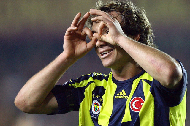 LUGANO - F.Bahçe-Eskişehirspor maçının devre arasında soyunma odasına giderken Sezer'in üzerine yürüyüp duvara doğru iteledi.