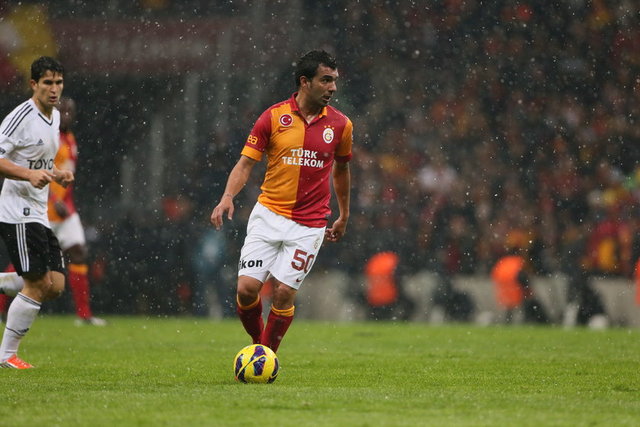 ENGİN BAYTAR - Trabzon'da oynarken, Eskişehir maçında Şenol Güneş oyundan alınca, tepkisini el-kol hareketleriyle gösterdi. Güneş'in yardımcısı Şeref Çiçek'i itti.