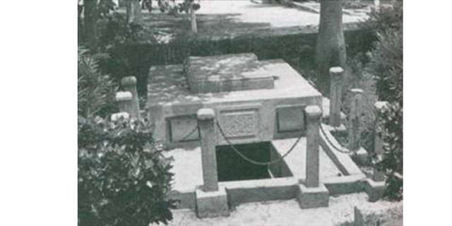 Birkaç ay sonra ailenin tuhaflığıyla bilinen delikanlısı Dorcas, kendini bahçedeki bir dolaba kilitleyip havasızlıktan öldü. O da aynı mezara kondu.