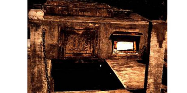 Bu noktada işe adanın valisi Lord Combermere karıştı. Sonraki cenazeye bizzat katıldı. Bu seferki, tabutunun yeri hiç bozulmayan Thomasino Goddard'ın kızı Thomasino Clarke'ın cenazesiydi. Vali mezarlıkta bir yeraltı dehlizi olup olmadığına baktı (ki hiç yoktu).