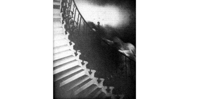 Ustalar alçıyı kırdılar ama kapıyı ancak bir iki santim açabildiler; çünkü kapıya bir şey dayanıyordu.