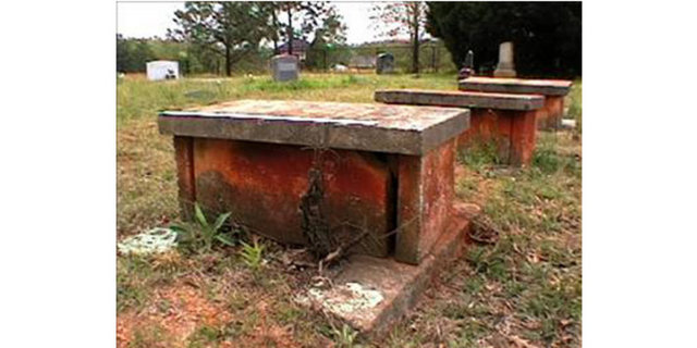 Bayan Goddard'ın tabutu dahil bütün tabutlar yine rastgele yerdeydi. Vali pes etti. Cenazeyi başka bir yere gömdürdü.