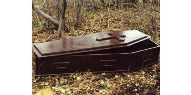 Zorlayınca kapı açıldı, ağır bir cisim basamaklara çarparak düştü. Tabii ki bu bir tabuttu.