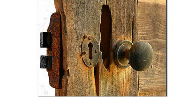 Kapıdaki mühür bozulmadığına göre birinin gizlice içeri girmesi imkansızdı.