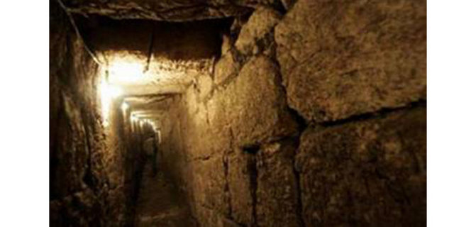 Tabutlar, yer hareketlerinden dolayı devriliyor olamazdı, çünkü mezar bir mercan yatağına yaslanıyordu.