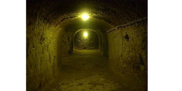 Mezarlığın adı gittikçe kötüye çıkıyordu. Sırada Samuel Brewster'in cenazesi vardı. Kimi Küba, kimi Haiti'den gelen 1000 kişilik kalabalık bir cenazeydi.