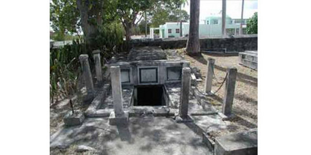 Bir ay sonra albay Chase, kendini öldürdü. O da aynı mezarlığa kondu.