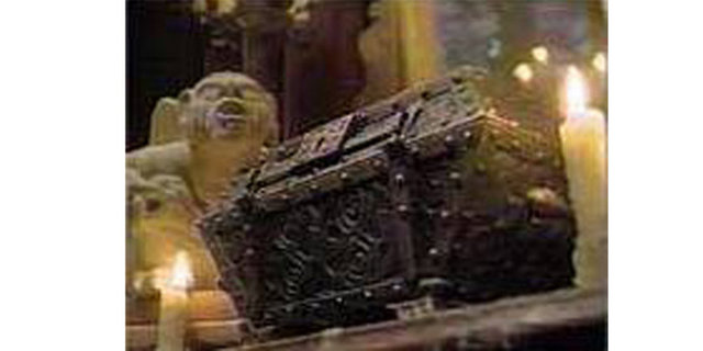 Zavallı bebek ağır metal bir tabutla mezara kondu.