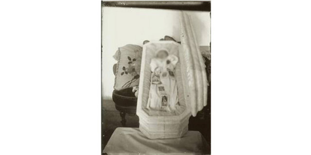 Bebek Chase'in tabutu, konulduğu yerin tam karşısında ve baş kısmı yukarıda olarak dik duruyordu!