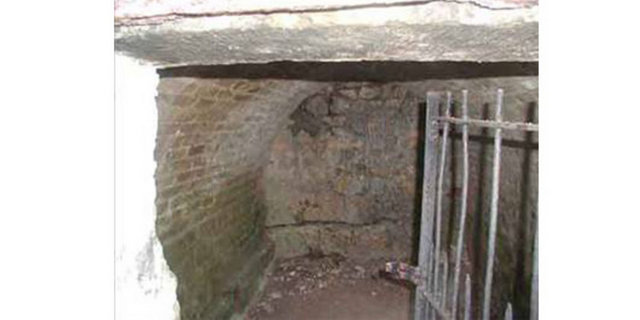 Dış kapıya geldiklerinde iki zenci kapıyı açtı. Ağıtlar yakarak tabutu taşayanlar onu takip ettiler, taş basamaklara yöneldiler.