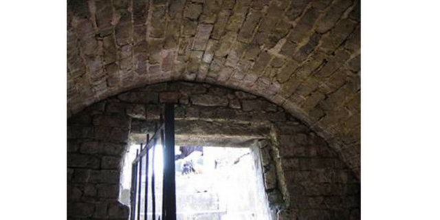 8 yıl sonra Chase'lerden olan bir çocuk daha öldü ve mezarlığa getirildi. Bu süre içinde menteşeler paslanmıştı.