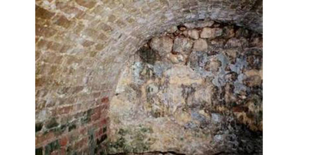 Kapıyı iki zenci ancak açabildi.