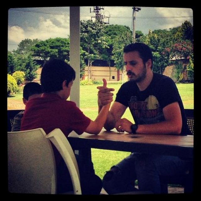 - PELİN ÖZTEKİN - Latif çekirgelerine bilek güreşi öğretirken -