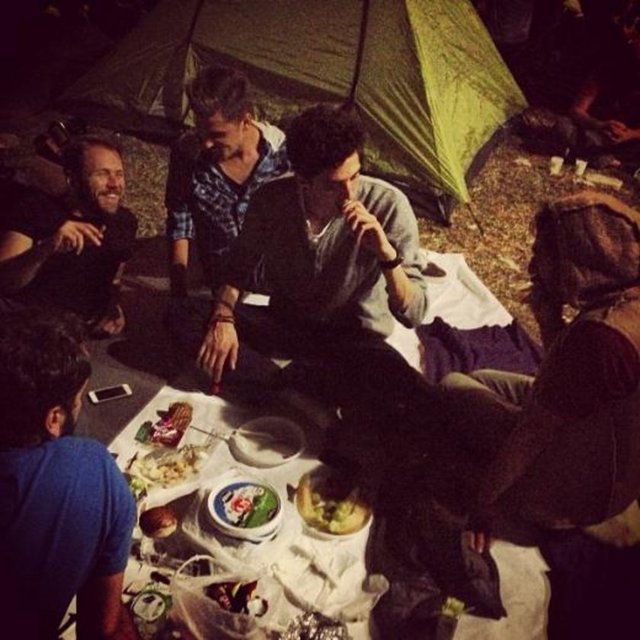 SELEN SEYVEN - Annem akşam yemeğimizi yolladı gezi arkadaşlarımızla yedik. Ellerine sağlık meleğim -  -  -