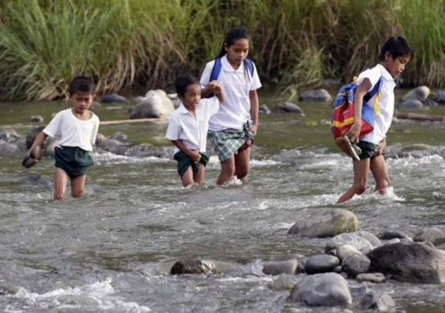 Yaklaşık 21 milyon Filipinli öğrenci, yeni eğitim-öğretim yılının ilk dersi için yollara düştü