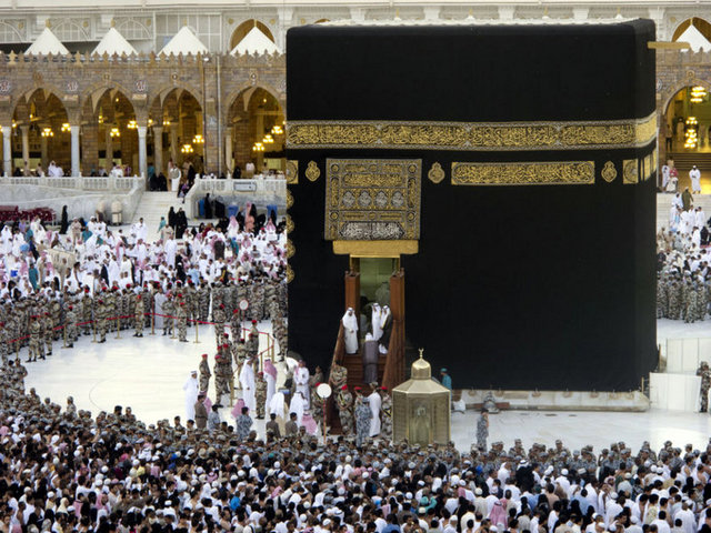 Kabe her sene olduğu gibi Şaban ayının birinci gününde sabah namazını müteakip gül suyu ve zemzemle yıkandı.