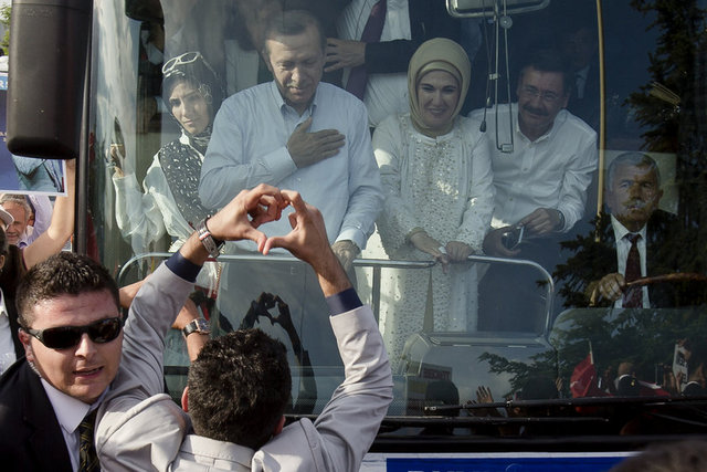 Ankara'da Başbakan Recep Tayyip Erdoğan'a karşı gösterilen bu ilgi WSJ en iyi fotoğraflardan biri seçildi.