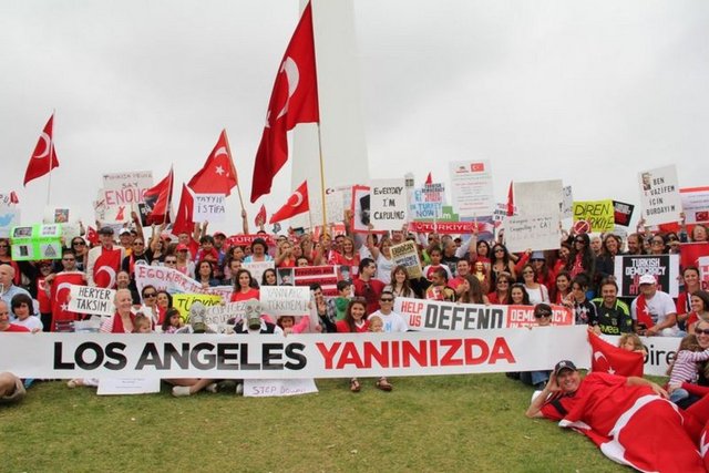 Los Angeles'taki Türkler, Taksim Gezi Parkı eylemcilerine destek verdi. -