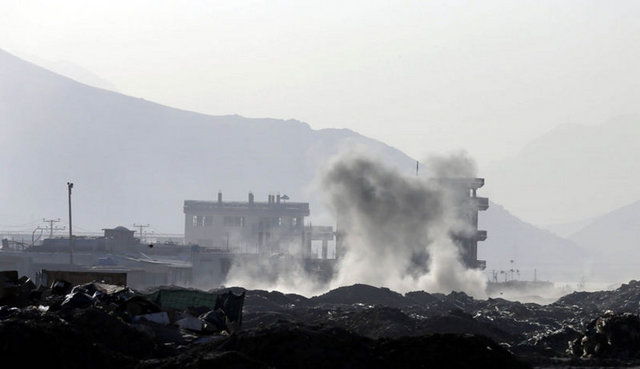 Afganistan'ın başkenti Kabil'de havaalanına intihar saldırısı düzenlemek isteyen Taliban üyesi 7 kişi öldürüldü.