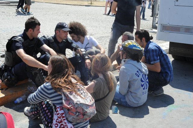 Bugün Taksim'de yaşanan bir başka ilginç görüntü de polis ile eylemcilerin bir arada oturup sohbet ettiği anlar oldu.