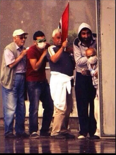 TOMA'ları izlediği belirten genci yaşlısıyla bir grup...