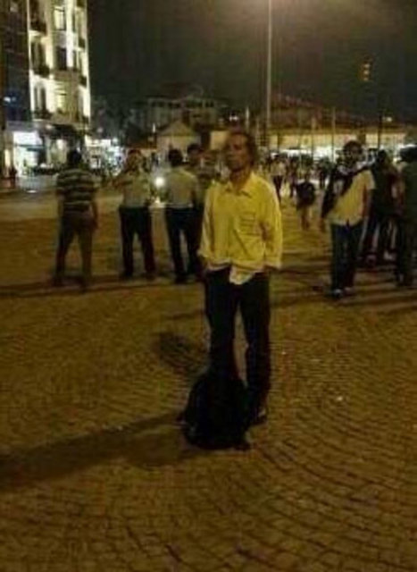 "Duran" kişilerinin sayısının artmasının ardından bazı göstericiler gözaltına alındı. Gündüz, kısa bir süre sonra serbest bırakıldı.