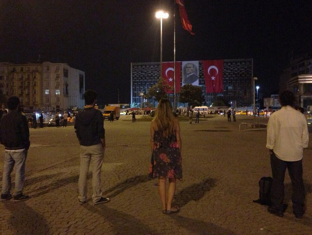 Saatler süren 'eylem' yeni bir protesto biçimi yarattı...